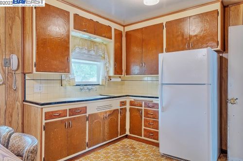 123 Fagundes St, Hayward, CA 94544-1842