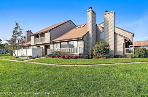 18 Cotswold Cir, Tinton Falls NJ 07712-2650 exterior