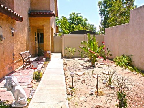 2521 Chandler Ave, Simi Valley, CA 93065-1957