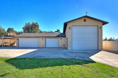 8582 Running Gait Ln, Riverside CA  92509-5106 exterior