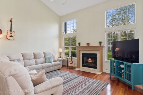 1178 Scott Ct, Carol Stream, IL 60188-4321