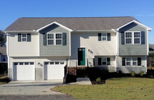 221 Savannah Garden Dr, Whispering Pines, NC 28327-9642