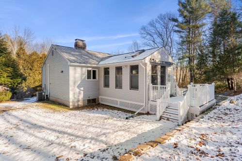 33 Mammoth Rd, Londonderry NH  03053-4030 exterior