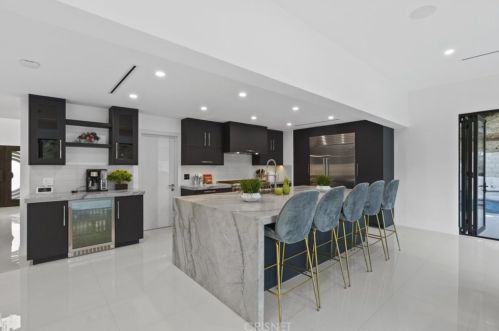 2434 Delisle Ct, Glendale CA  91208-2210 exterior