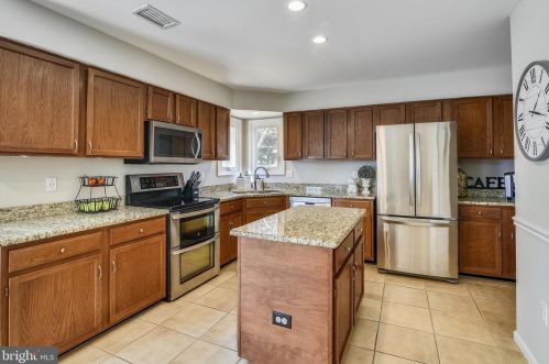 1209 Musket Ct, Leesburg, VA 20176-4805