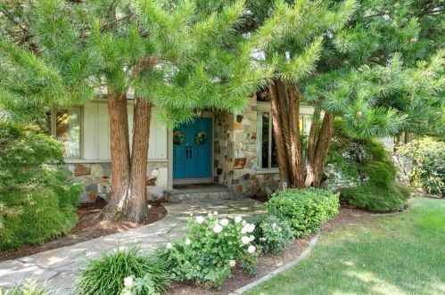 14 Woodlake Dr, Providence, RI 02919-3157