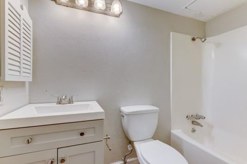 2043 Clubview Dr, Carrollton TX 75006-1703 exterior