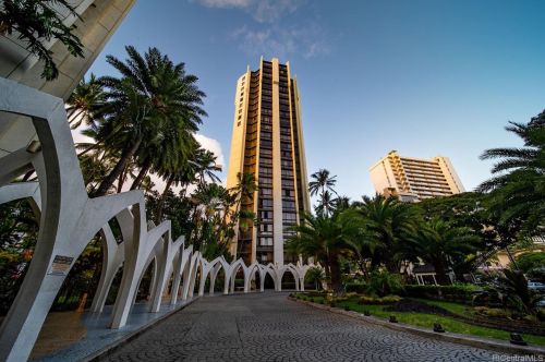 300 Wai Nani Way, Honolulu HI  96815-3961 exterior