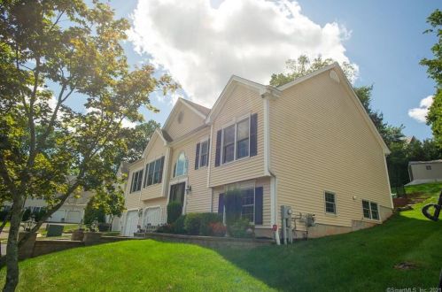 15 Charben Ln, Wallingford, CT 06492-4652