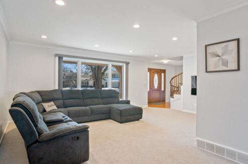 190 Selwyn Ln, Buffalo Grove, IL 60089-4333
