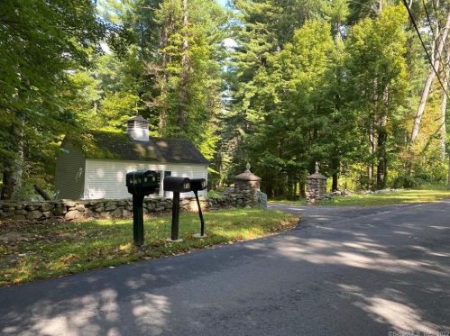 71 Turkey Roost Rd, Upper Stepney CT  06468-3127 exterior
