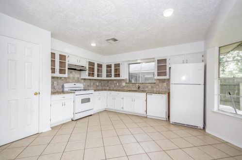 32 Rnch House Loop, Angleton TX 77515-2723 exterior