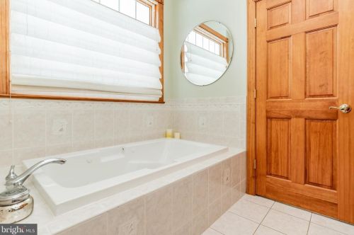 5 Linden Dr, Carlisle PA 17015-6906 exterior