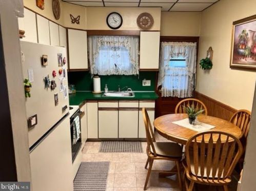 2026 Mercy St, Philadelphia, PA 19145-2807