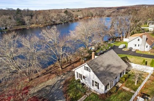 72 Flanders Rd, Niantic CT  06357-1525 exterior