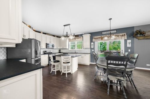 25 Ellington Ct, South Elgin, IL 60177-2181