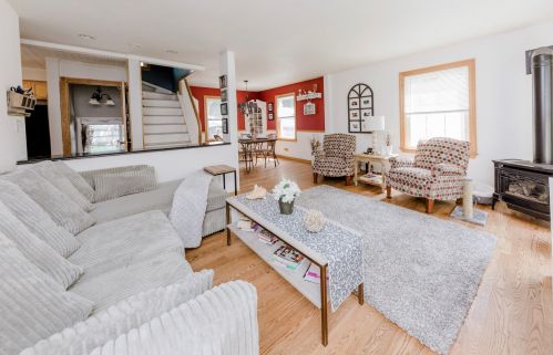 213 Pine St, Mount Prospect, IL 60056-2438