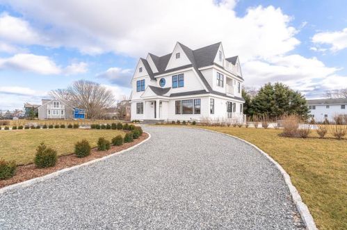 4 Chartier Cir, Middletown RI  02840-3724 exterior