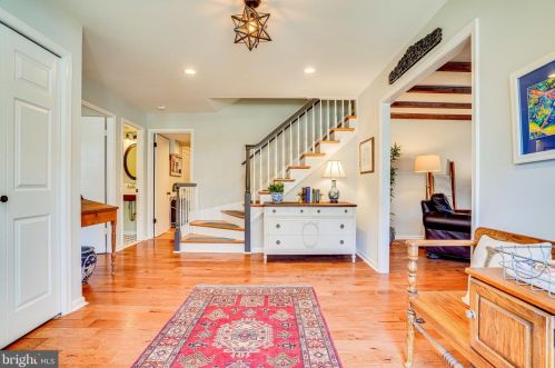 4106 Whispering Ln, Annandale, VA 22003-2056