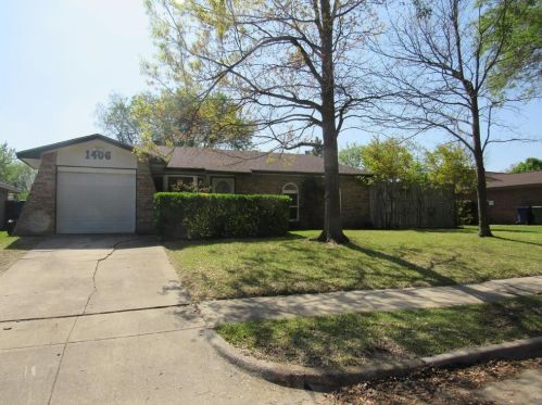 1406 Lavendale Ln, Garland TX  75040-4302 exterior