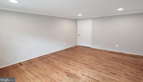 8406 Great Lake Ln, Springfield VA  22153-4004 exterior