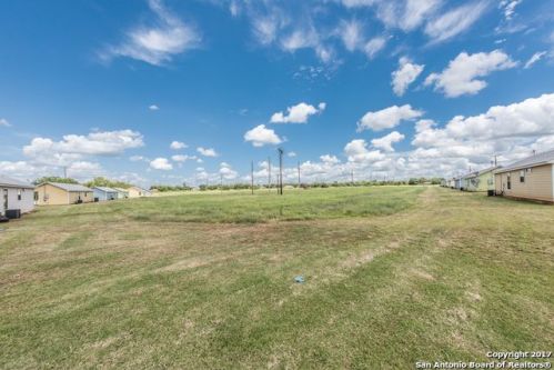 1105 Power Plant Rd, Pearsall, TX 78061-2525