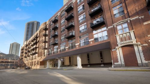 360 Illinois St, Chicago IL  60654-3658 exterior