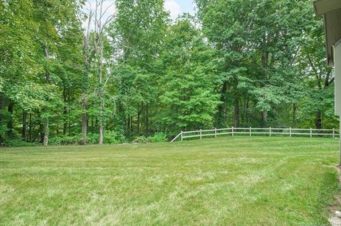 12 Whitewood Dr, Huntington, CT 06484-5026