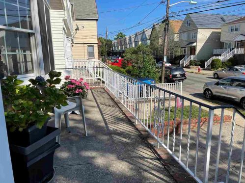 185 32nd St, Bayonne, NJ 07002-1820