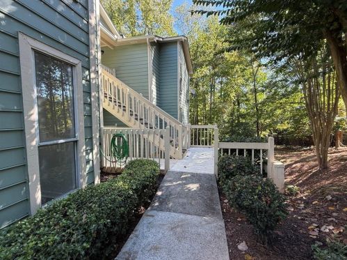3001 Canyon Point Cir, Roswell, GA 30076-3381