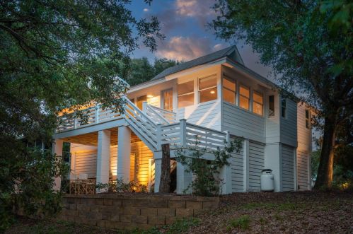 8 Ocean Park Ct, Isle Of Palms SC  29451-2244 exterior