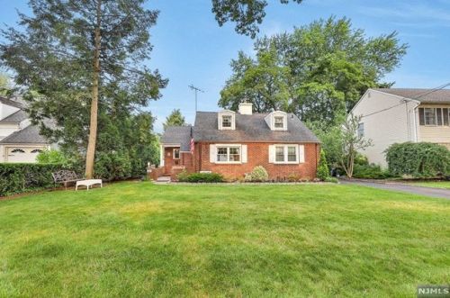 448 Cambridge Rd, Ridgewood, NJ 07450-1805