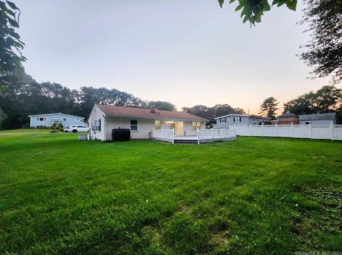 14 Meeting House Ln, Gales Ferry, CT 06339-1719
