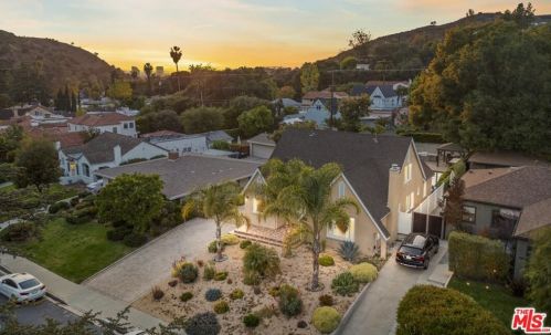 2417 Glenoaks Blvd, Glendale CA  91206-3027 exterior