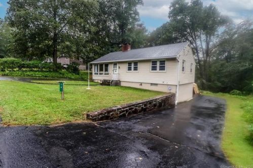 16 Pine St, Sandy Hook, CT 06482-1122