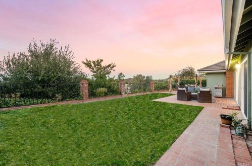 22475 Paul Revere Dr, Calabasas, CA 91302-5108