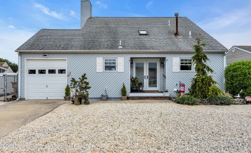 82 Wind Jammer Ct, Berkeley Township, NJ 08721-1412