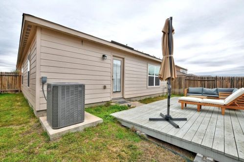 1437 Treeta Trl, Uhland TX 78640 exterior