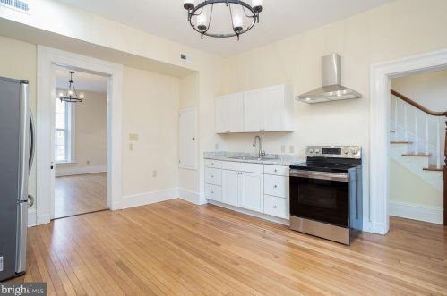 25 New St, Staunton, VA 24401-4308
