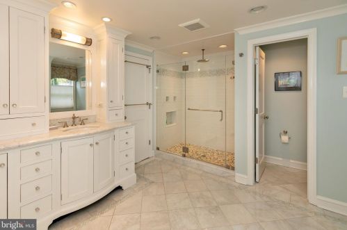 561 Crystal Lake Ave, Tavistock NJ 08033-2748 exterior