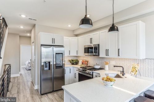 752 52nd St, Philadelphia, PA 19143-3233