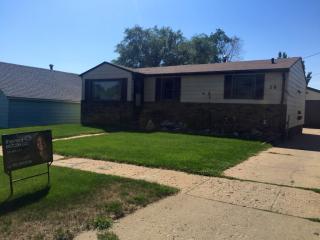 28 3rd St, Dickinson, ND 58601-5253
