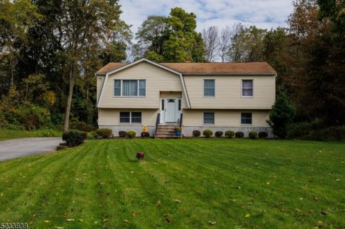 7 Mango Dr, Wantage, NJ 07461-4923