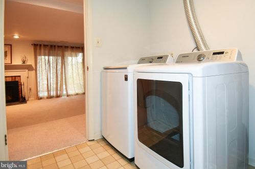 7833 Painted Daisy Dr, Springfield VA  22152-3850 exterior