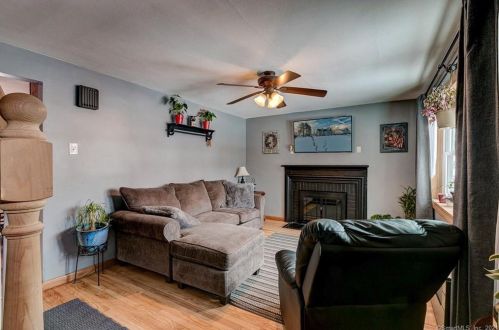 33 Anthony St, Windsor Locks, CT 06096-2405
