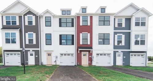 34 Overlook Dr, Hanover PA 17331-7923 exterior