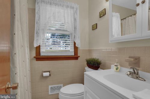 20 Lincoln Dr, Hanover PA 17331-4906 exterior