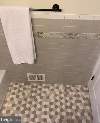 9407 Colesville Rd, Silver Spring MD 20901-4819 exterior