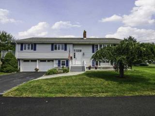 30 Mccormick Rd, Middletown, RI 02840-4314