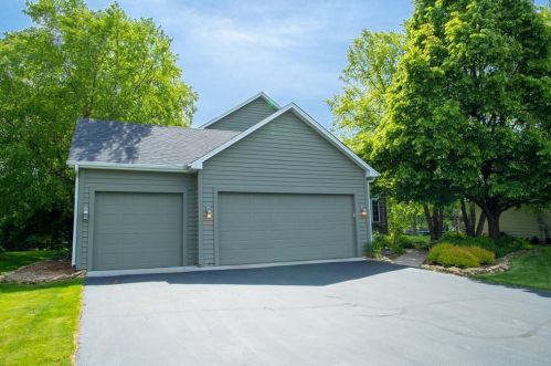 2517 Eyrie Dr, Saint Paul, MN 55129-4211
